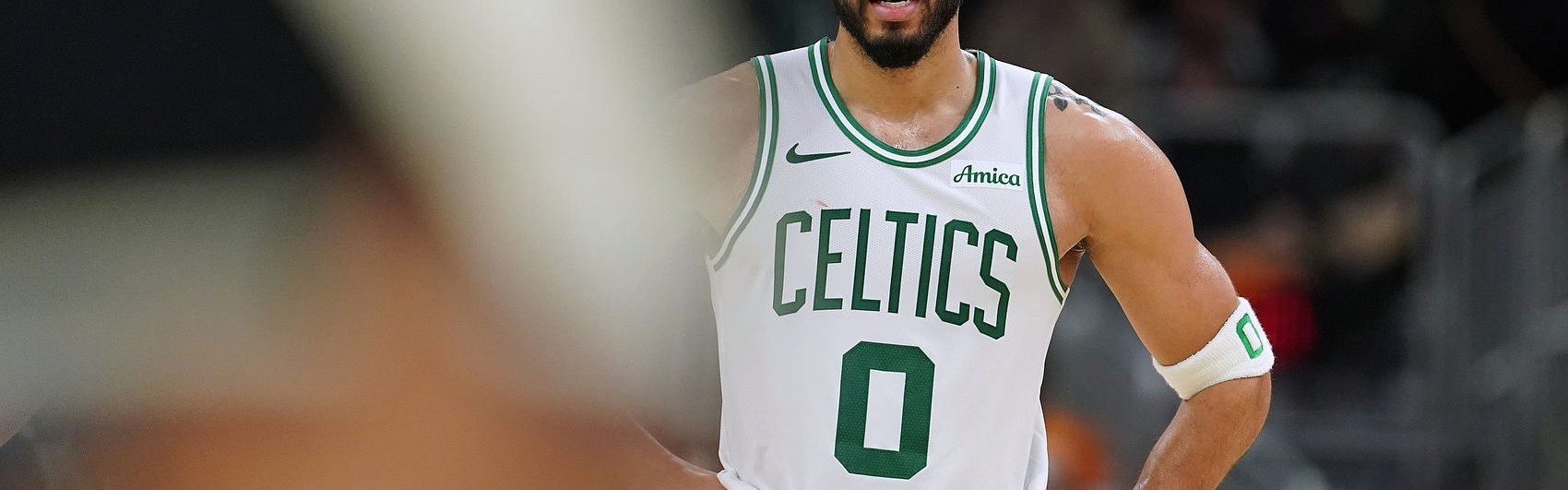 乐鱼体育手机版-手感冰凉！塔图姆上半场11投2中&amp;三分5中0 得到10分9板4助1断1帽