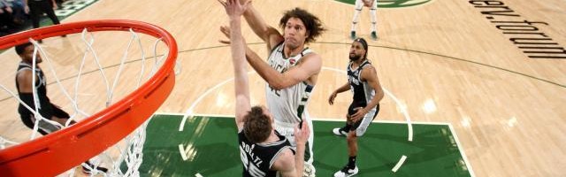 除了爆炸头和殴打吉祥物，罗宾·洛佩斯还有个绝招